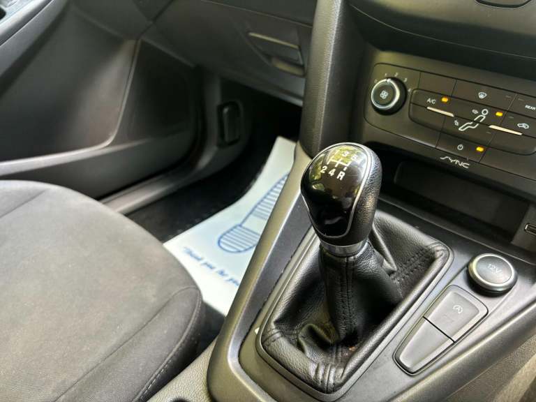 FORD FOCUS 1.0 T EcoBoost 99g Style White Manual Petrol 2016