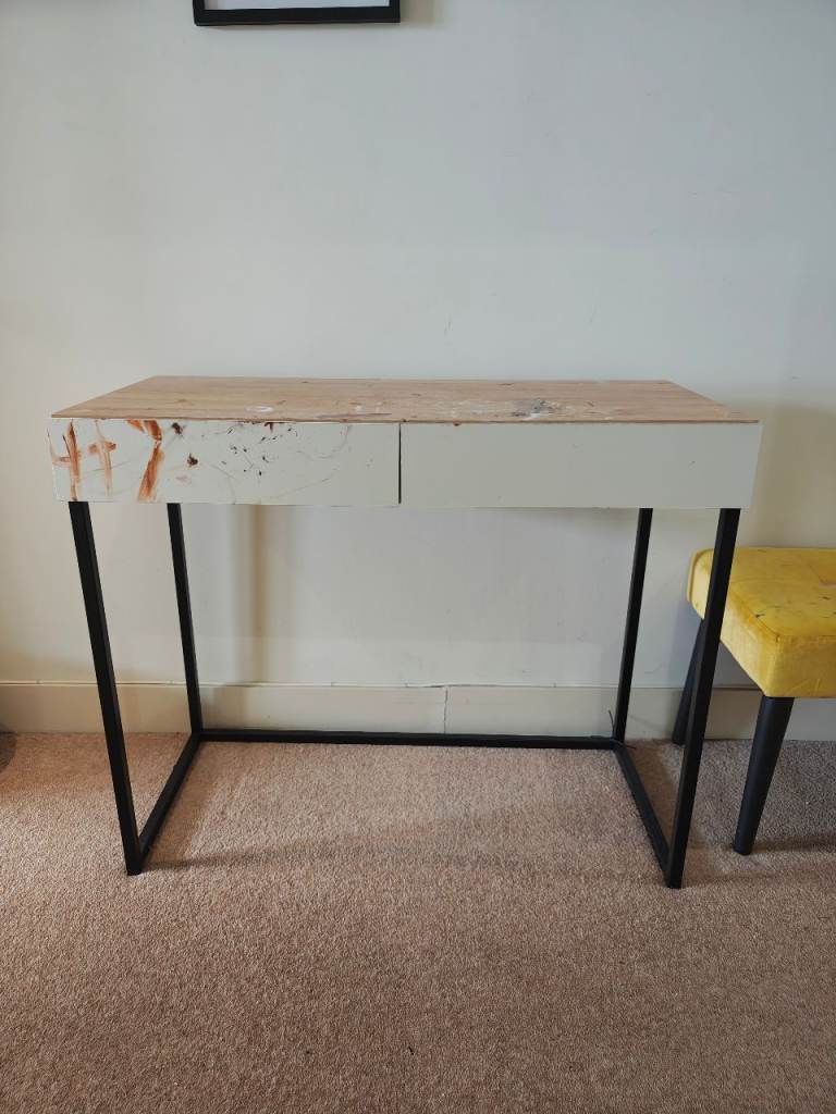 Small desk, free of charge 
