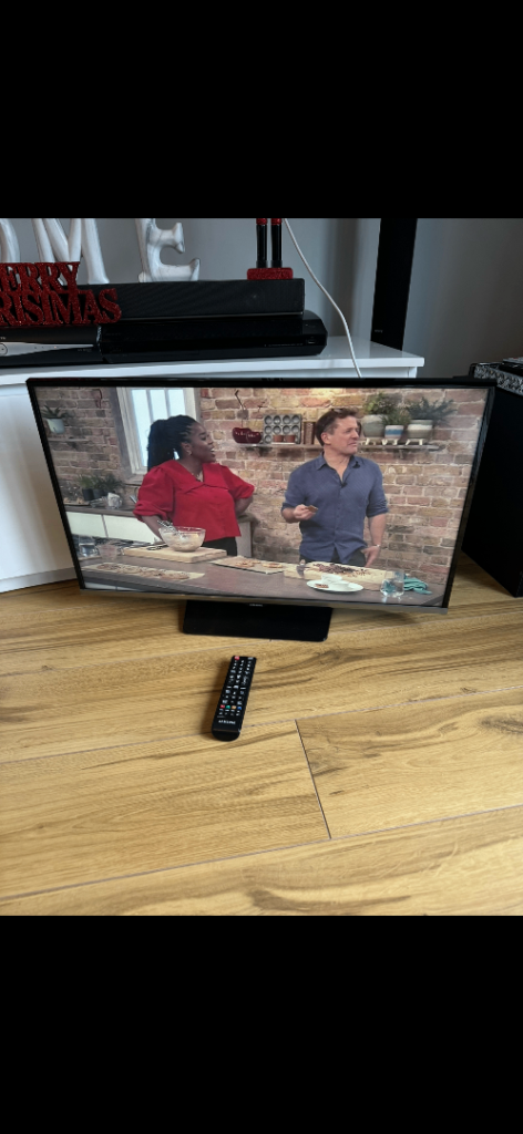 SAMSUNG 32 INCH TV WITH REMOTE FULLY WORKING 