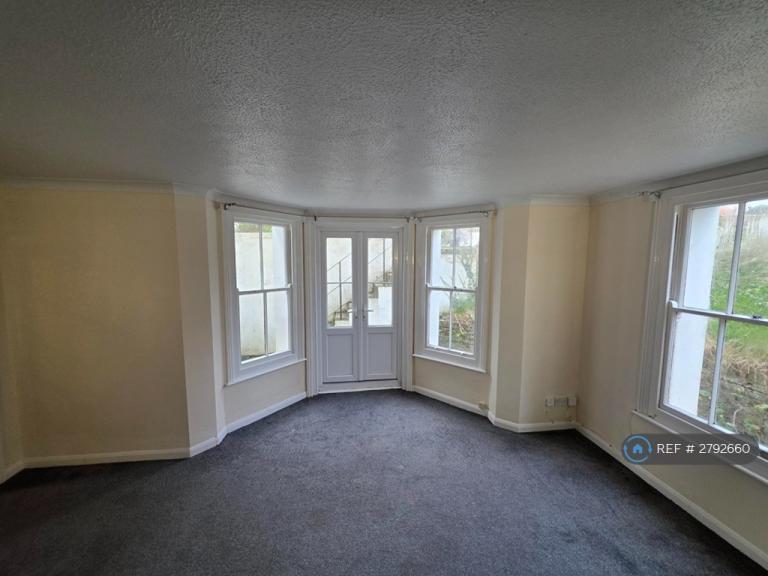 2 bedroom flat in Granville Road, Eastbourne, BN20 (2 bed) (#2792660)