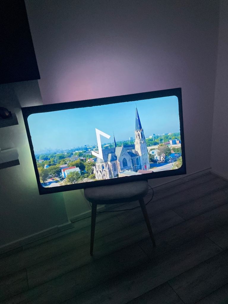 Flat Screen TV - excellent Condition like new 