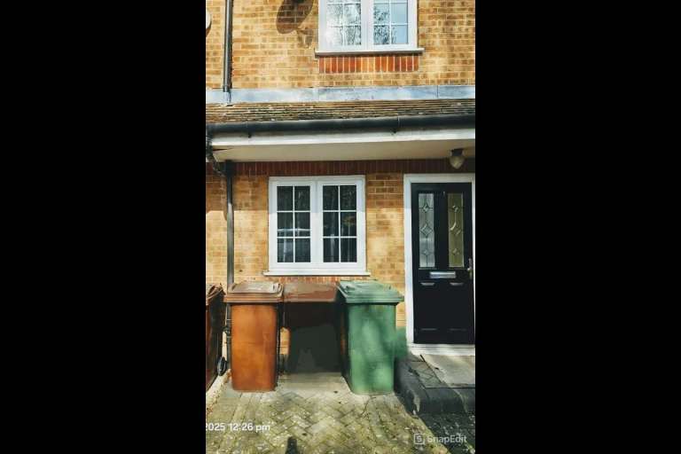 3 Bed Terraced House, Linnet Way, RM19