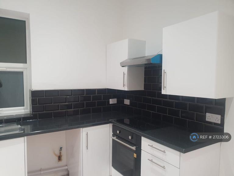1 bedroom flat in Warkworth House, Northampton, NN1 (1 bed) (#2723306)