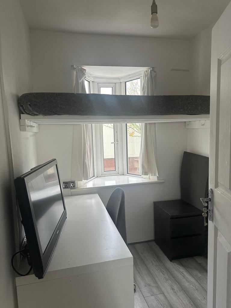 Box Room ideal for Student - Close to Amenities 