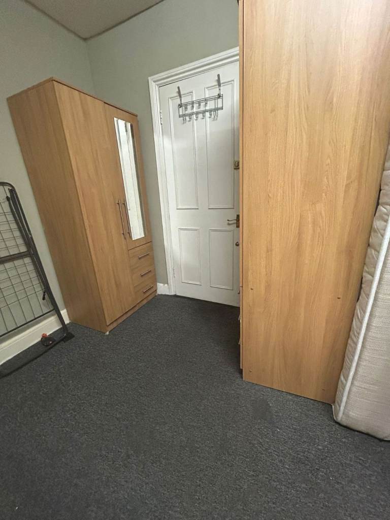 Self Contained Studio Flat just off Acton High Street