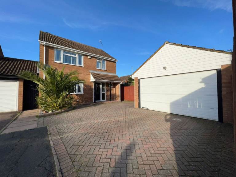4-Bedroom House in *Parking**Ideal For Families**Bushmead*