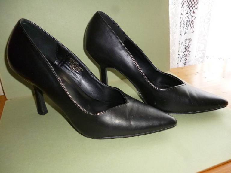Black pointed toe court shoes