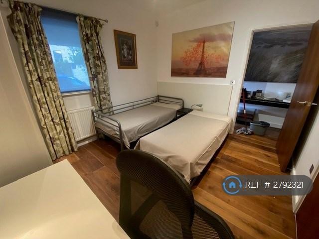 3 bedroom flat in Blenheim Court, London, SE10 (3 bed) (#2792321)