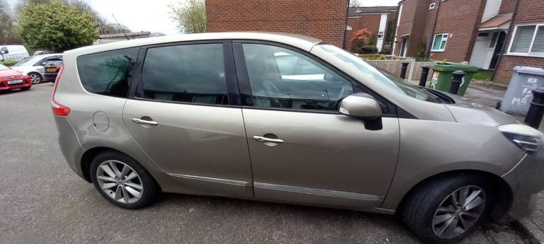 700f  Renault GRAND SCENIC 2013