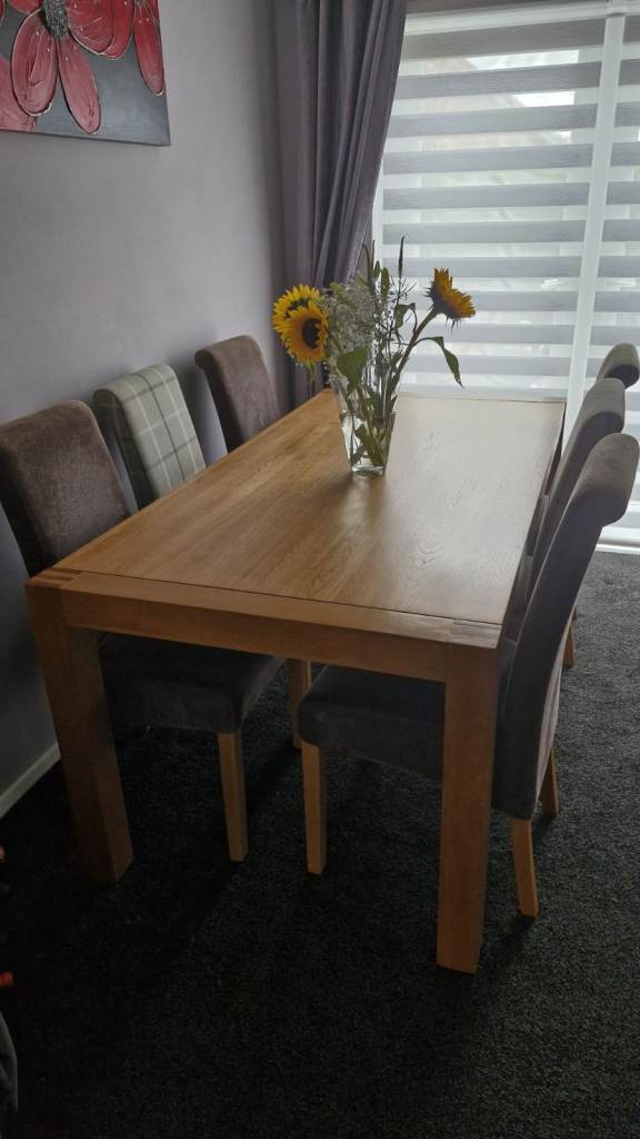 Solid Oak Dining Table and 6 Chairs – Good Condition