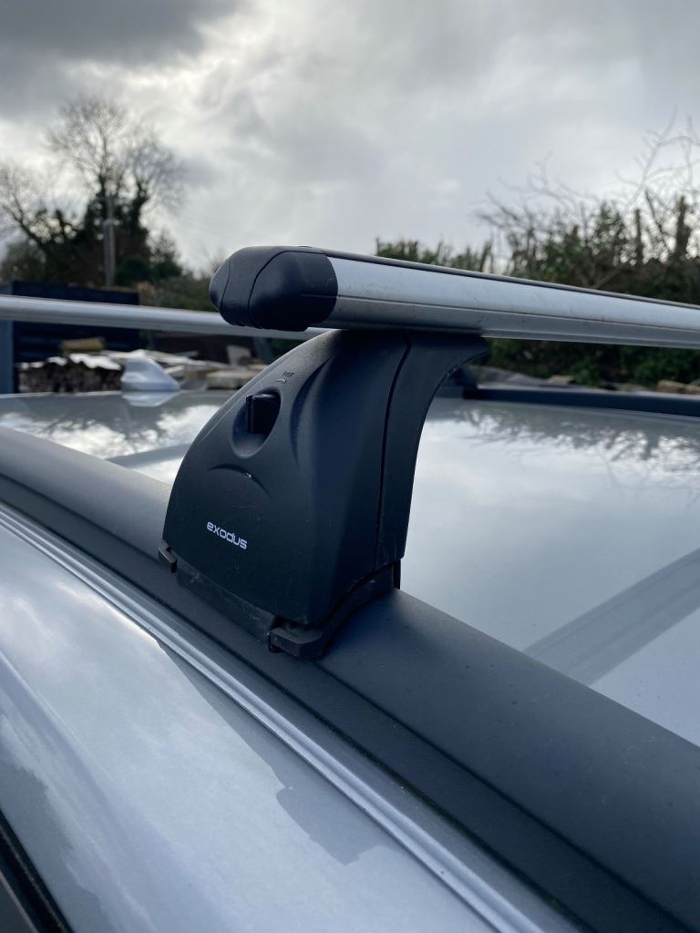 Exodus Thule aero roof bars with fittings 