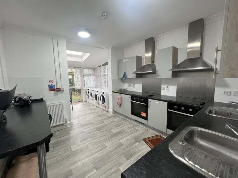 Lovely bedsit on Brenthurst Rd, NW10