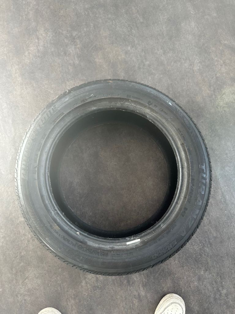 215/55R17 like new tread Bridgestone tyre £40 ovno