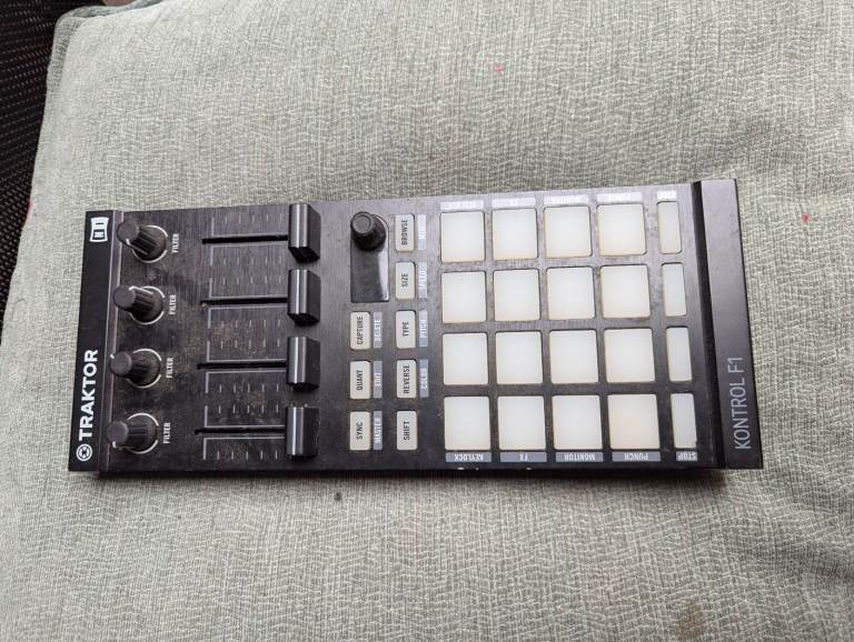 Native Instruments Traktor Kontrol F1