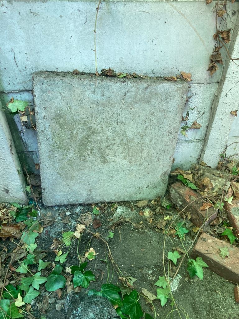 Free single concrete paving slab 61 x 61cm 