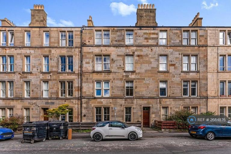 2 bedroom flat in Caledonian Place, Edinburgh, EH11 (2 bed) (#2684876)