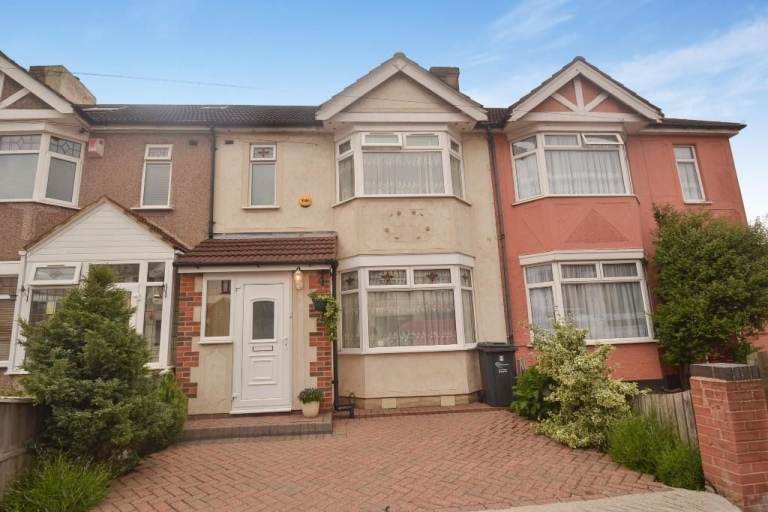 4 BED ROOM HOUSE FOR RENT IN DAGENHAM EAST