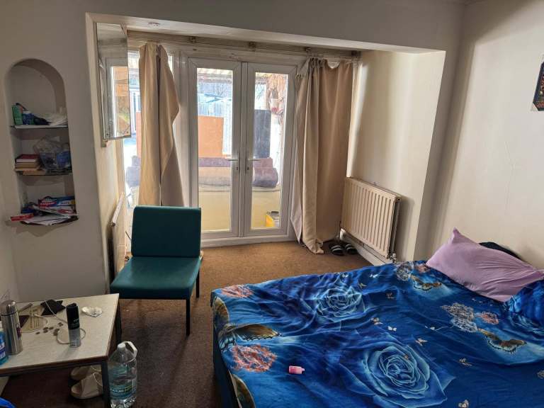 Double Room to Rent in Houseshare in Leaver Gardens, Greenford, UB6 - Couple okay and all bills inc.