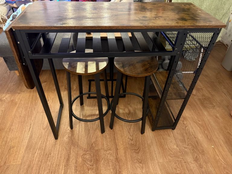 Breakfast bar with two stools 