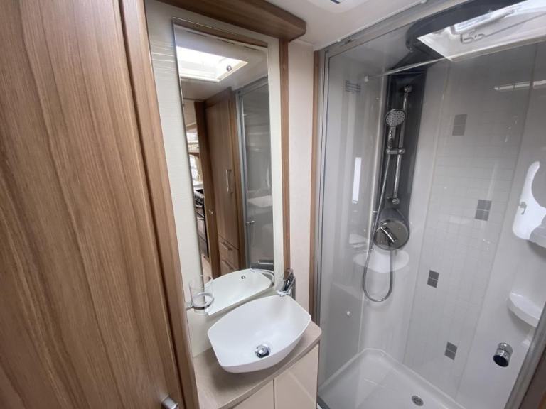 2017 LUNAR CLUBMAN ES LUXURY TOURING CARAVAN