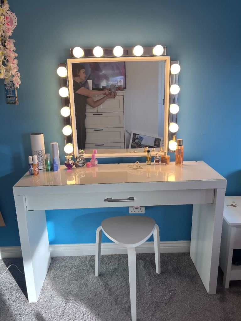 Dressing table with Hollywood mirror/lights