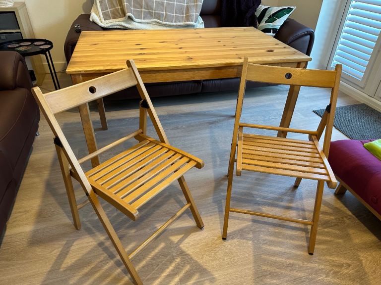 Wooden table and 2 folding chairs 