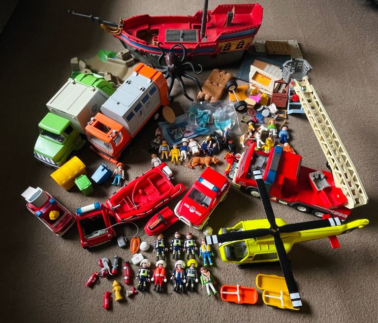 BOX OF PLAYMOBIL BITS N BOBS!