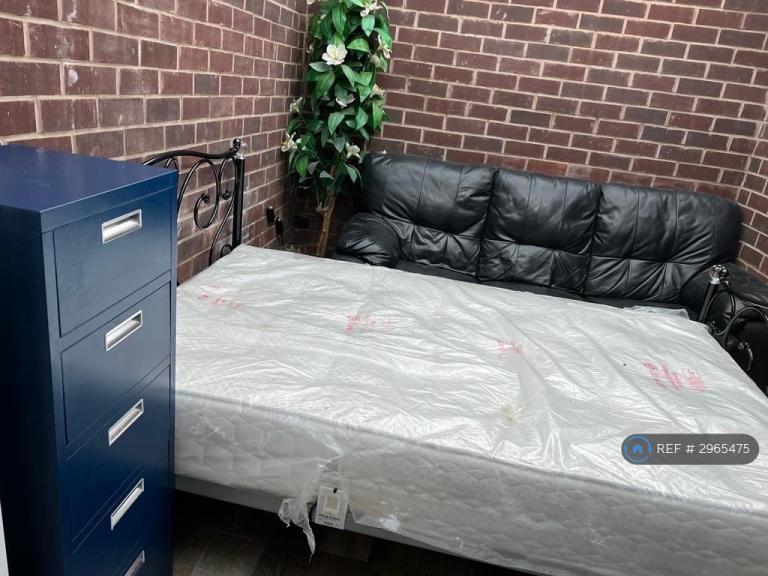 Studio flat in Victoria Park, Manchester, M14 (#2965475)