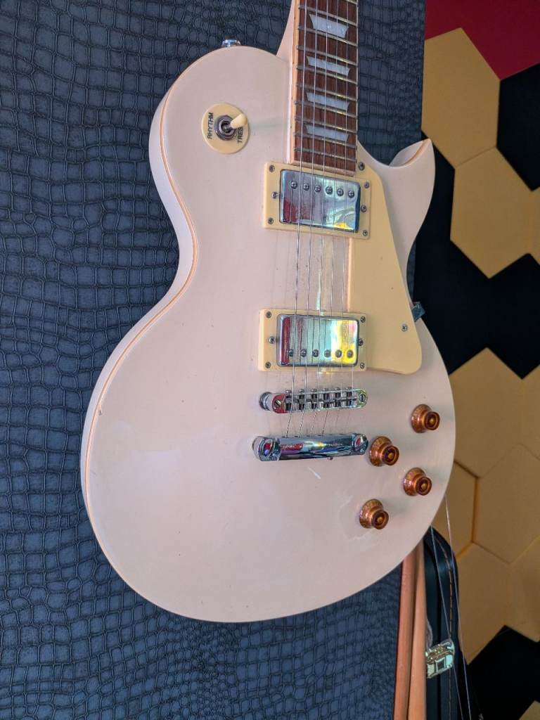electric guitar in white. G4M