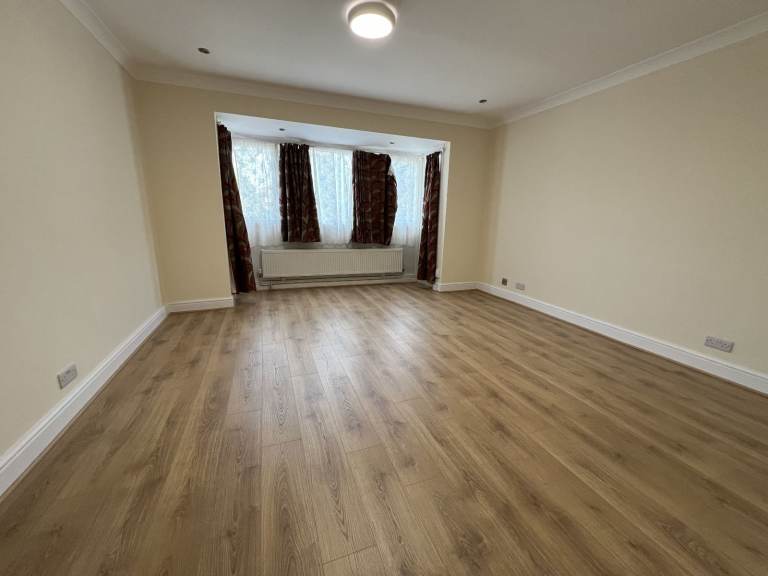 Excellent 4 bedrooms Town House with 2 Toilets and Bathrooms in Custom House--Company Let allowed