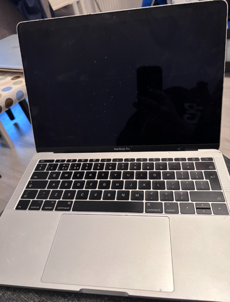 Broken MacBook (2017/18 model) - Only for parts - Delivery in Glasgow available