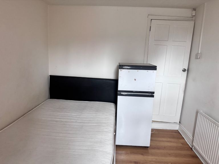 Double room for rent leicester just off narborough road