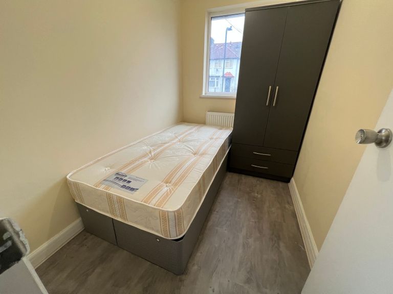 Single room £600 at HA9 bills included 