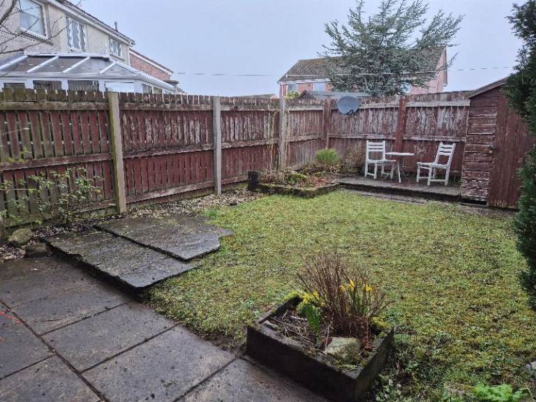 1-bedroom ground floor garden flat with private parking, Royal Burgh of Linlithgow.