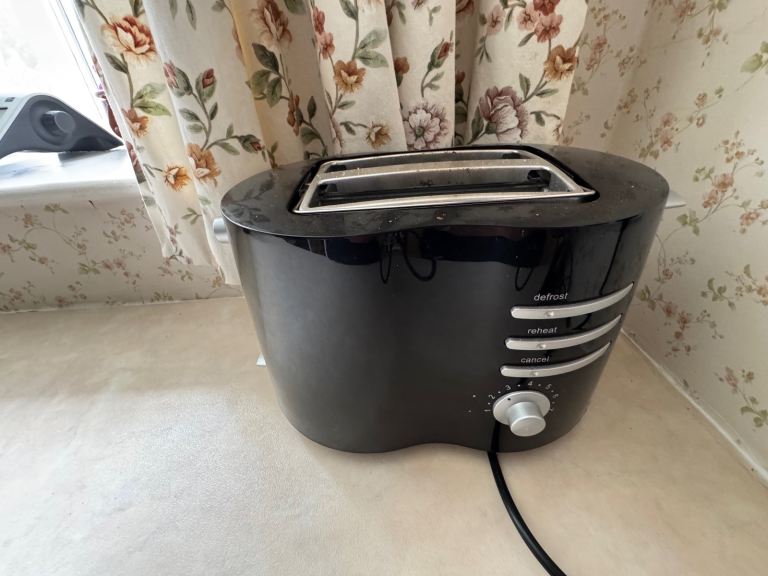 Black 2-Slice Toaster – Good Condition