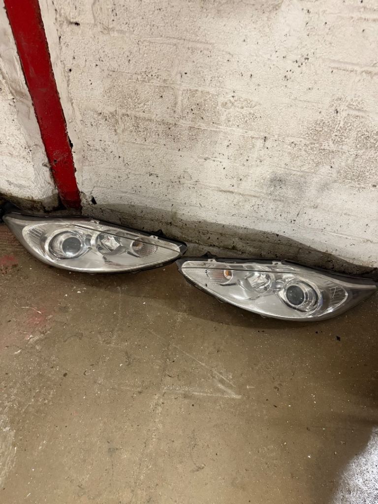 Ford fiesta 2010 2x Headlights 