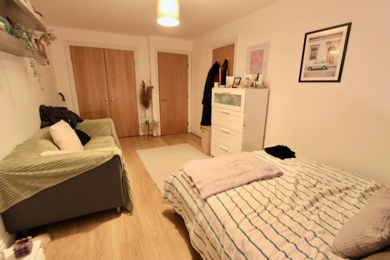 SW18. 2 BED FLAT. Balcony. Wandsworth Train. Putney. CLAPHAM