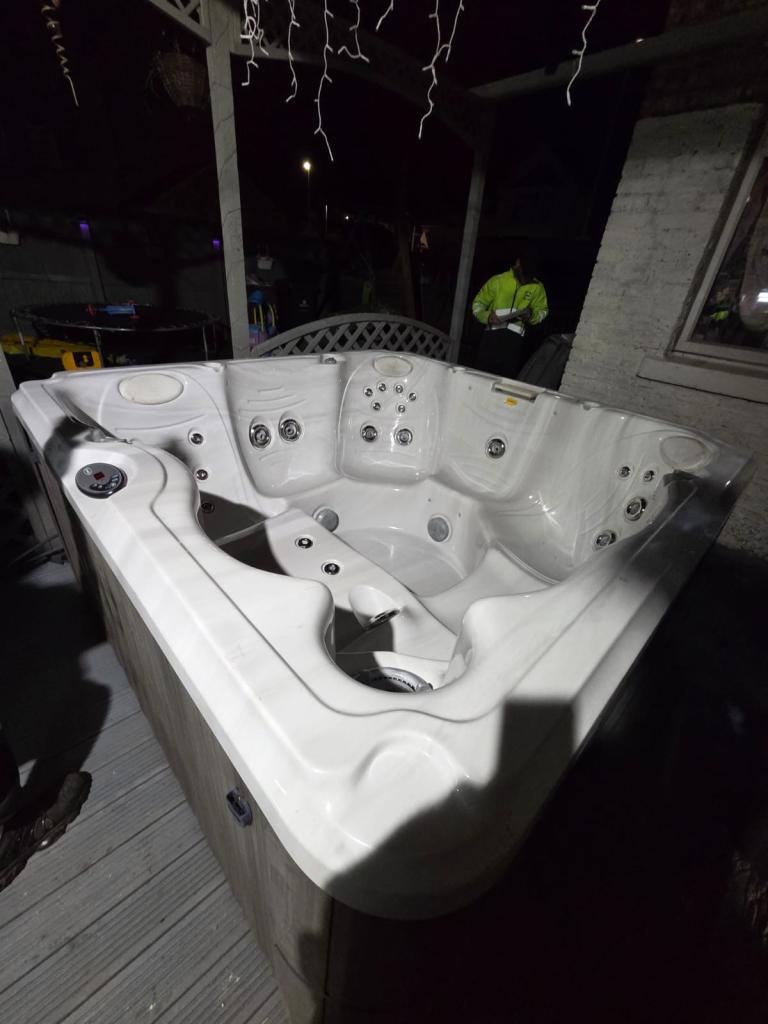 Hot tub for sale 