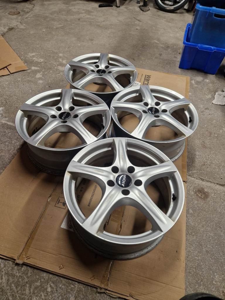 Set of 17” alloy wheels