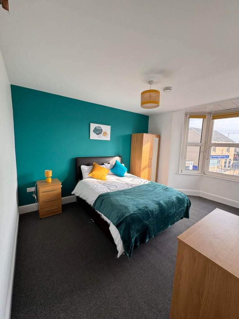 Large Bay-Fronted Double Room – Bills Included – SA5