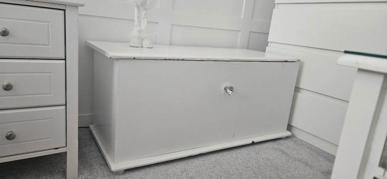 Storage box 