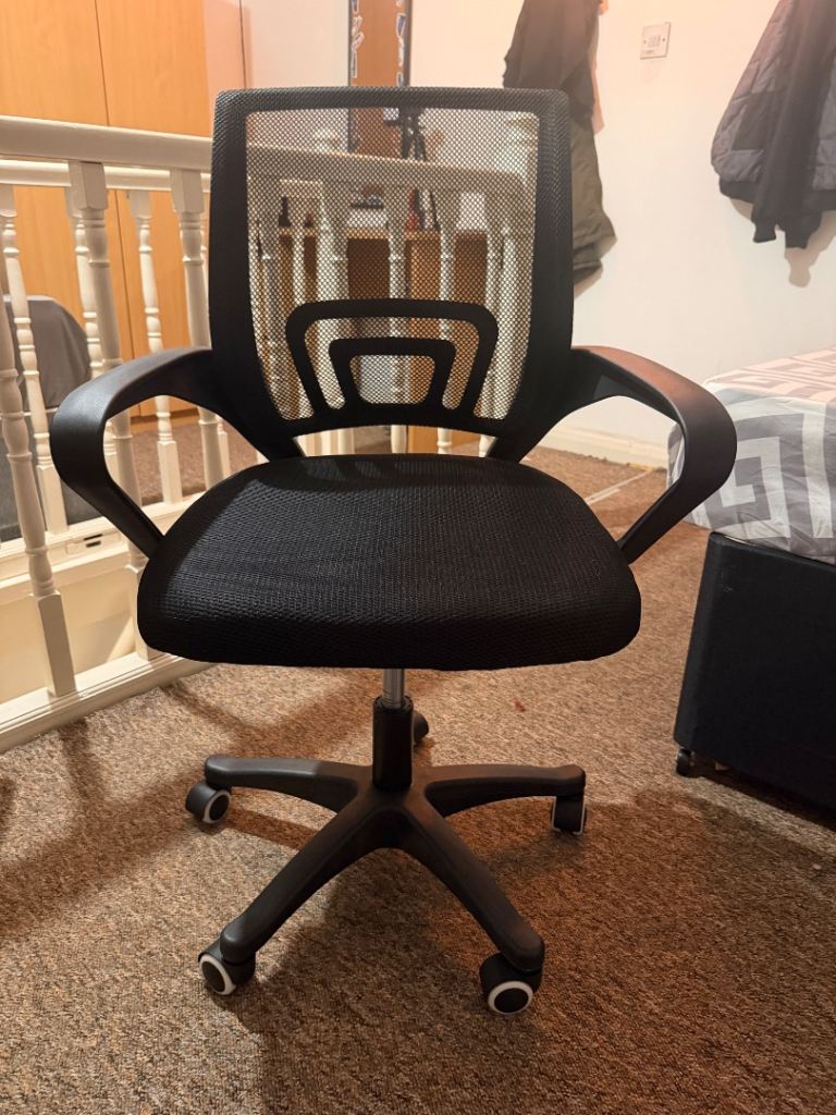 Black Mesh Office Chair with Wheels – Good Condition