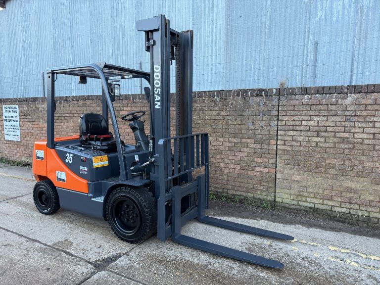 2016 Doosan 3.5t diesel forklift, clear view mast, sideshift 