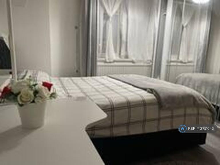 2 bedroom flat in Moore House, London, E1 (2 bed) (#2751643)