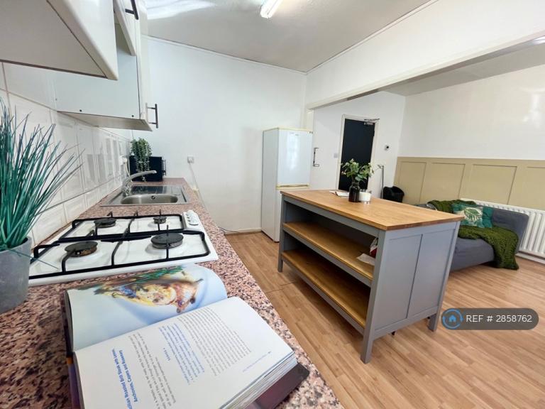 2 bedroom flat in Mansfield Road, Nottingham, NG1 (2 bed) (#2858762)