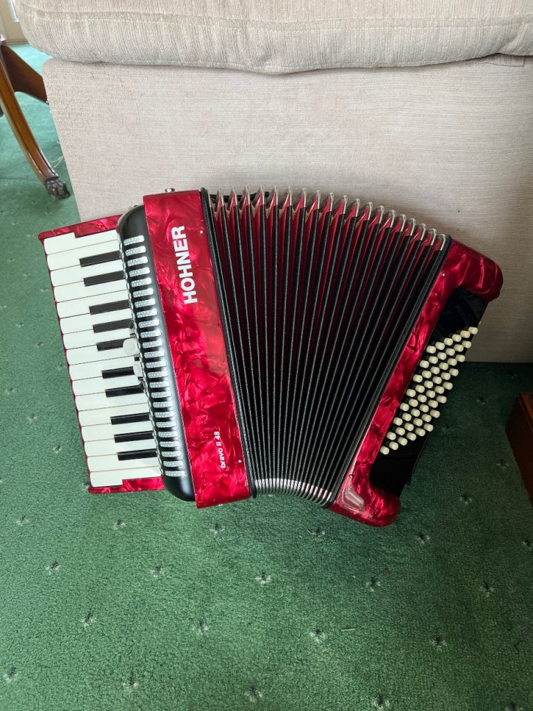 Hohner Bravo 48 Bass Piano Accordion with Gig Bag - Like new