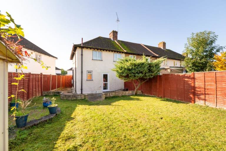 A three bedroom Semi detached house in Kingston to let