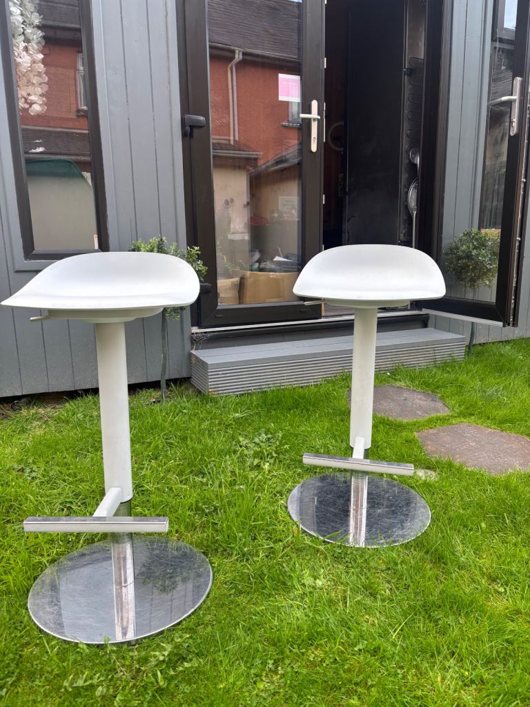 2 kitchen bar stools