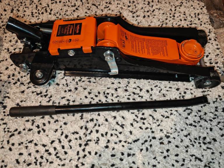 Selling Halfords 2 Tonne Low Profile Hydraulic Trolley Jack.