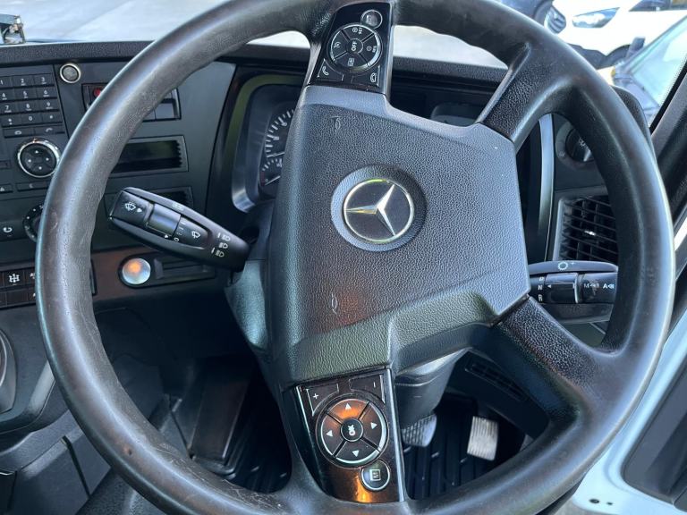 Mercedes-Benz Arocs 8x4 tipper grab only 167000 km